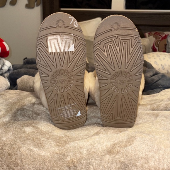 (NWT)UGG Women's Brown Sheepskin Winter Boots - Picture 3 of 5